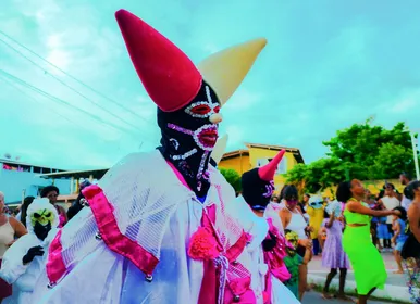 Pré-Carnaval em Salvador ganha força com Festa das Caretas - Imagem