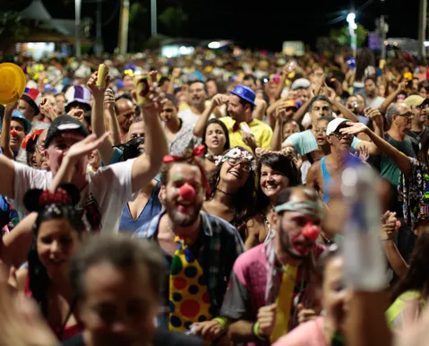 Palhaços do Rio Vermelho colorem Salvador com desfile de pré-Carnaval