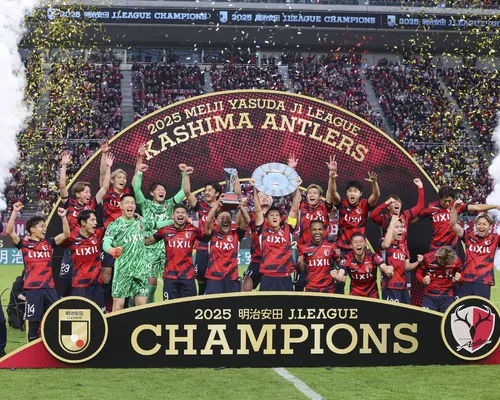 Campeão e artilheiro: Ex-Vitória brilha com 21 gols no Japão - Imagem