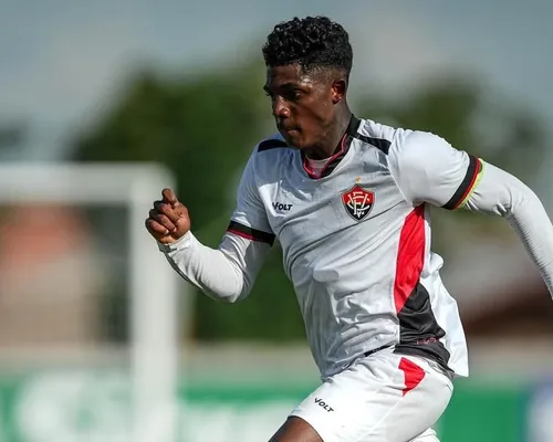 Vitória rescinde com meio-campista promessa da base; saiba quem - Imagem