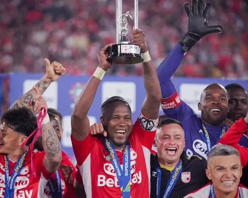 Aos 40 anos, ex-Bahia marca em final e ergue mais uma taça na Colômbia - Imagem