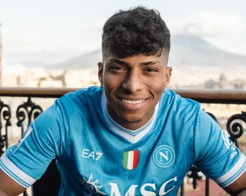 Do Vitória à Europa: saiba como atacante saiu da Série C para o Napoli - Imagem