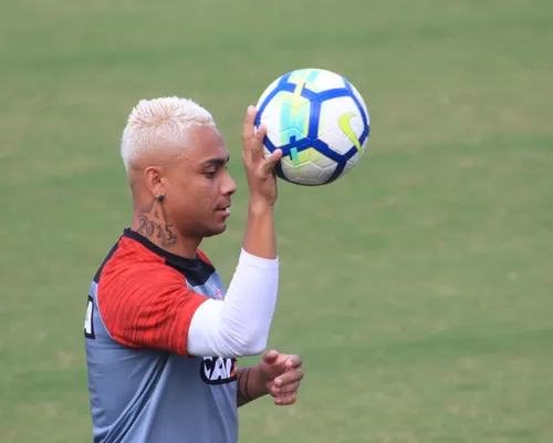 Ex-lateral do Vitória é preso após briga e desacato no Carnaval - Imagem