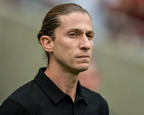 Filipe Luís detona gramado do Barradão após vencer o Vitória - Imagem