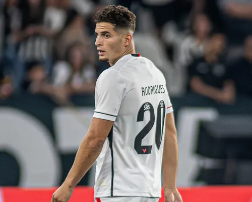 Meia português se aproxima de saída após quase não jogar pelo Vitória - Imagem