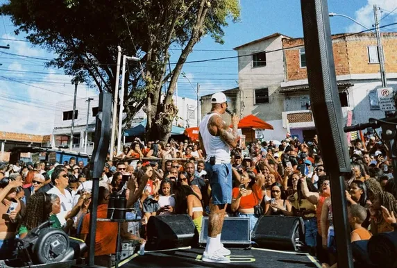 Leo Santana reúne multidão em show gratuito na Boa Vista do Lobato - Imagem