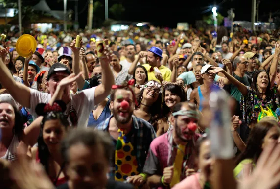 Palhaços do Rio Vermelho colorem Salvador com desfile de pré-Carnaval - Imagem