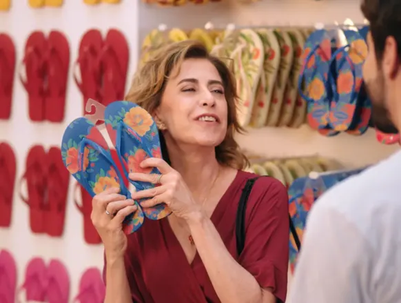 Após boicote de bolsonaristas, ações de dona da Havaianas cai 3% - Imagem