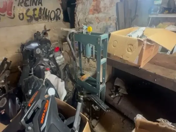 Base do CV usada para desmanche de motos roubadas é fechada - Imagem