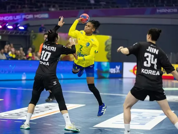 Brasil vence mais uma no Mundial de Handebol e fica perto das quartas - Imagem
