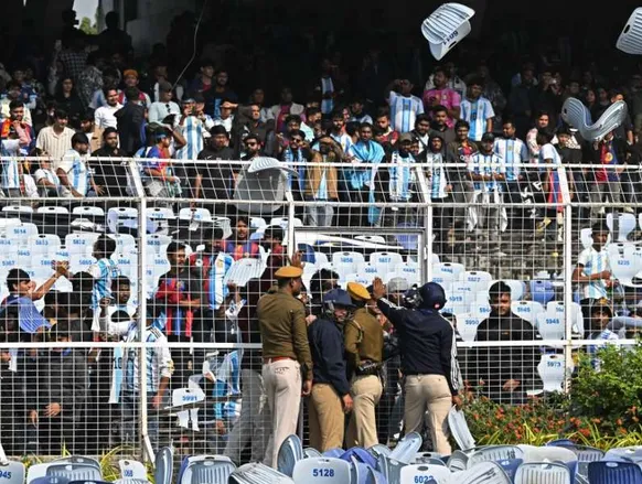Cadeiras arremessadas: caos marca estreia de turnê de Messi na Índia - Imagem