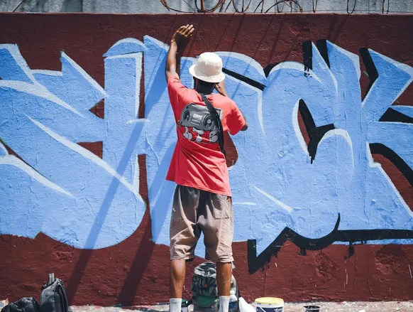 Evento de grafite reúne artistas e revitaliza rua em Salvador - Imagem