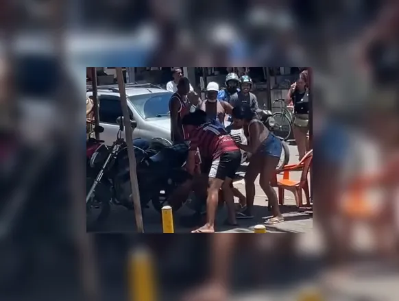 Homem é brutalmente espancado por grupo após acusação de roubo - Imagem