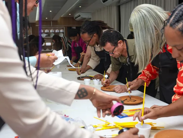 Oficina com adinkras inspira educadores no II Encontro de Educação 2025 - Imagem