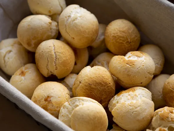 Pão de queijo de frigideira: receita rápida fica pronta em 5 minutos - Imagem