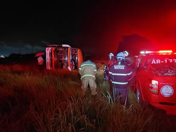 Acidente com ônibus de viagem deixa 12 feridos na Bahia - Imagem