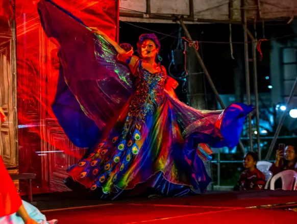 Conheça a personagem drag que ensina crianças sobre igualdade no teatro - Imagem