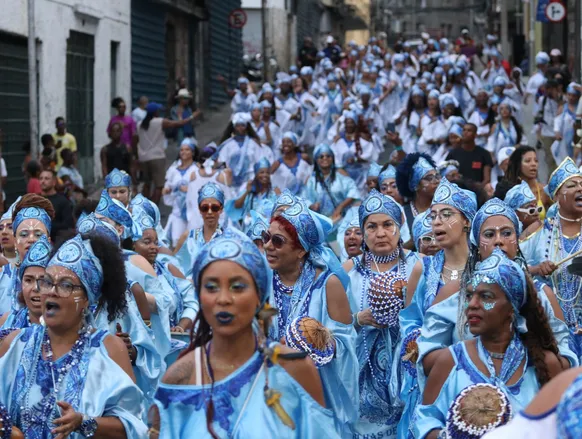 Filhas de Gandhy encerram participação no Carnaval com mil mulheres na avenida - Imagem
