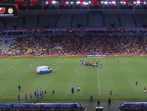 Jogador convulsiona em jogo do Flamengo e deixa o campo de ambulância - Imagem