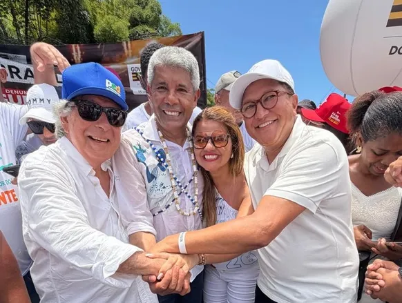 Primeira-dama de Itabuna segue cortejo ao lado de Jerônimo Rodrigues - Imagem