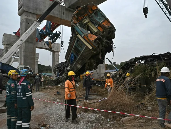 Queda de guindaste sobre trem deixa ao menos 28 mortos e 64 feridos - Imagem