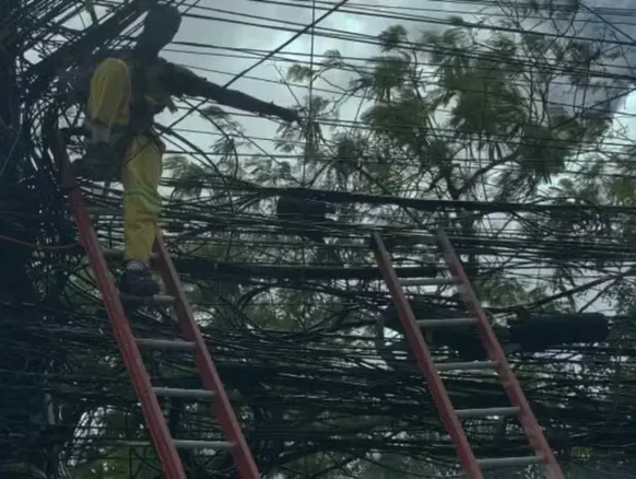 Salvador: técnico de internet sofre choque elétrico durante serviço em poste - Imagem