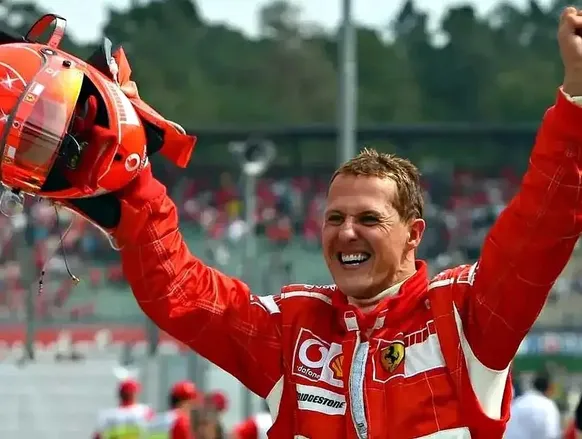 Schumacher saiu da cama? Jornal aponta melhora do ex-piloto - Imagem