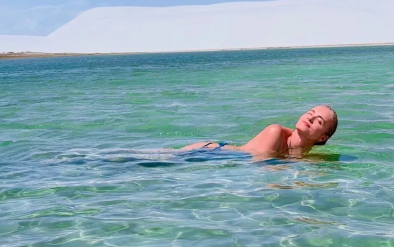 Angélica comemora 52 anos com topless nos Lençóis Maranhenses - Imagem