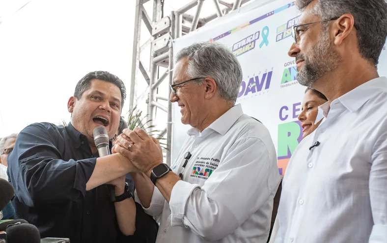 Após atritos, Alcolumbre agradece Lula por obra no Amapá - Imagem