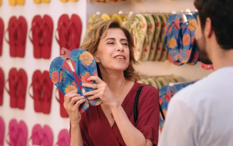 Após boicote de bolsonaristas, ações de dona da Havaianas cai 3% - Imagem