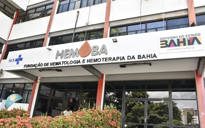 Coleta de sangue na Bahia foi feita com garrafões de vidro até os anos 90 - Imagem