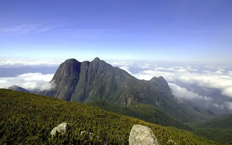 Entrada usada por jovem perdido no Pico Paraná recebe nova sinalização - Imagem