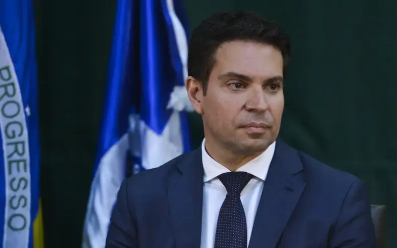 Foragido nos EUA, Ramagem tem salário suspenso pela Câmara - Imagem