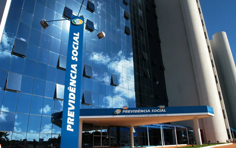 INSS suspende 4 bancos do consignado; aposentados e pensionistas em alerta - Imagem