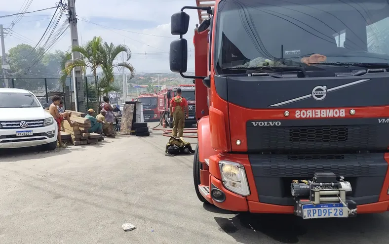 Incêndio em ferro-velho: morador evacoa área inflamável e evita o pior - Imagem