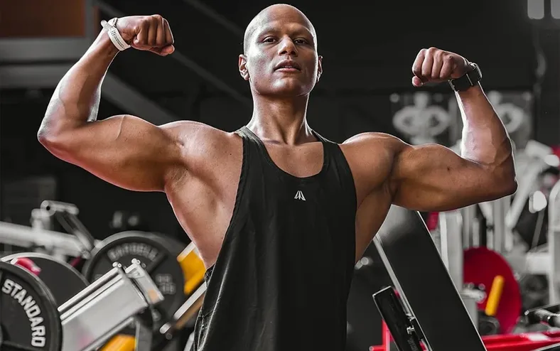 Influenciador fitness morre aos 26 anos após luta contra câncer raro - Imagem