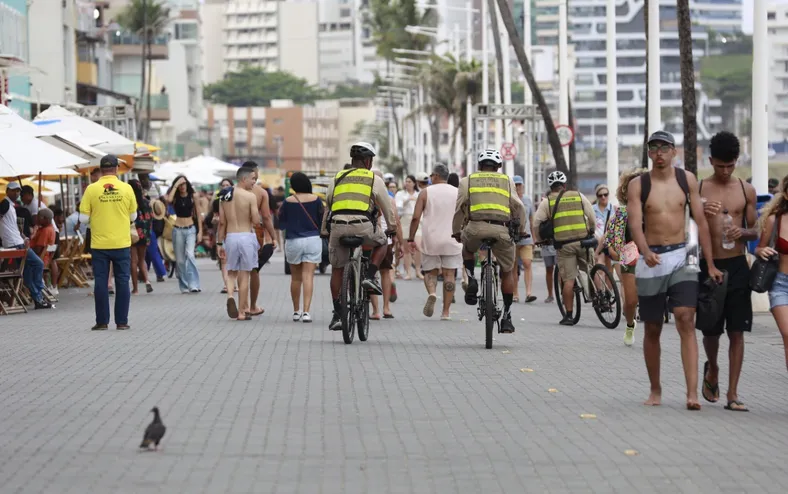 Já viu? Policiais em bicicletas reforçam segurança na orla de Salvador - Imagem