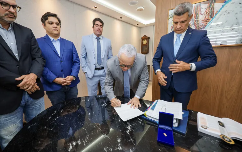 Josias Gomes toma posse como conselheiro do TCE - Imagem