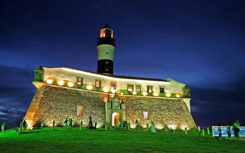 Jovem de 18 anos é preso após furtar turista americana na Barra - Imagem