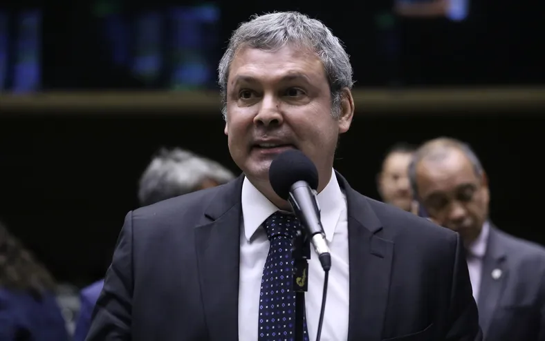 Líder do PT se surpreedeu com votação de PL que beneficia Bolsonaro - Imagem