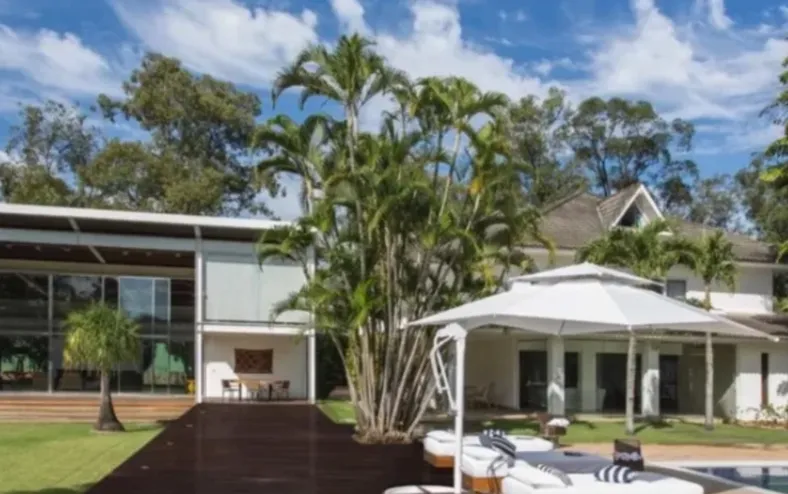 Mansão de Huck e Angélica tem 1.500m² de área, 16 quartos e vale R$ 40 milhões - Imagem
