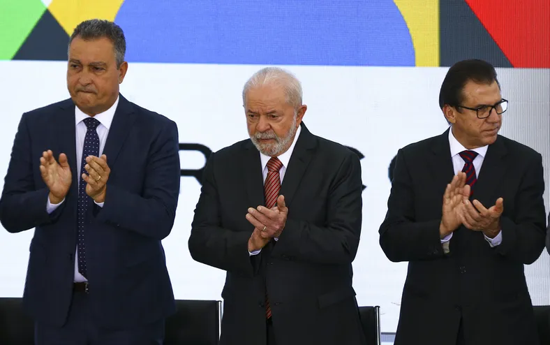 Ministro desiste de reeleição e fica no governo Lula - Imagem