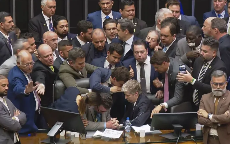 Mordida, agressão e fogo: os bastidores da política na Bahia e Brasília em 2025 - Imagem