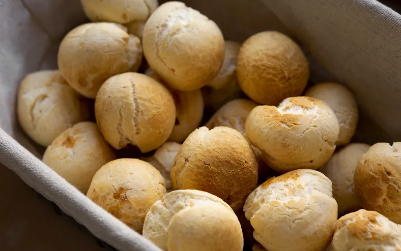 Pão de queijo de frigideira: receita rápida fica pronta em 5 minutos - Imagem