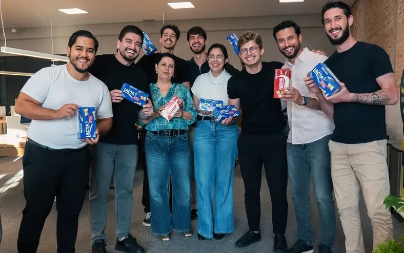 Patrão viraliza ao trocar caixa de bombom por presente de R$ 19 mil - Imagem