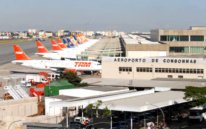 Pipas interditam operações e desviam voos no Aeroporto de Congonhas - Imagem