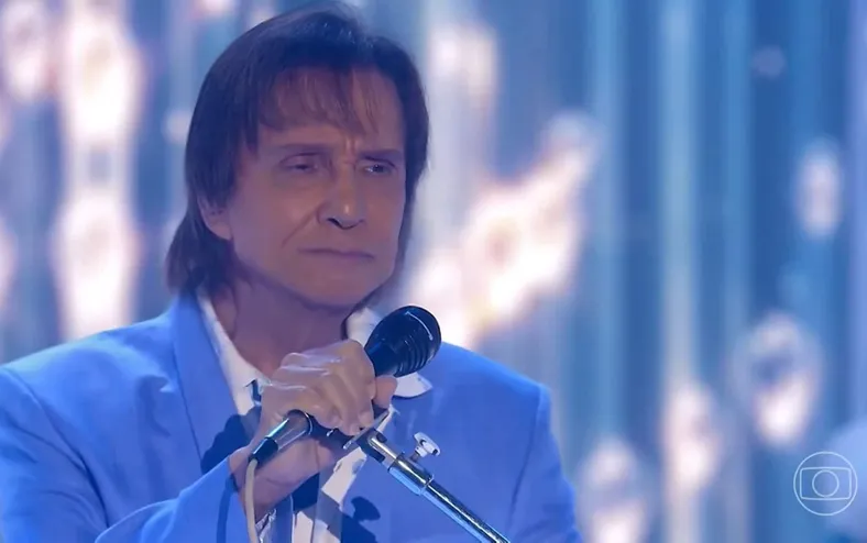 Roberto Carlos interrompe show e tem atitude inesperada com fotógrafos - Imagem