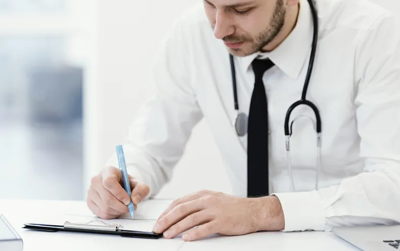 SESAB abre vagas no Mais Médicos com salários de até R$ 6,5 mil - Imagem