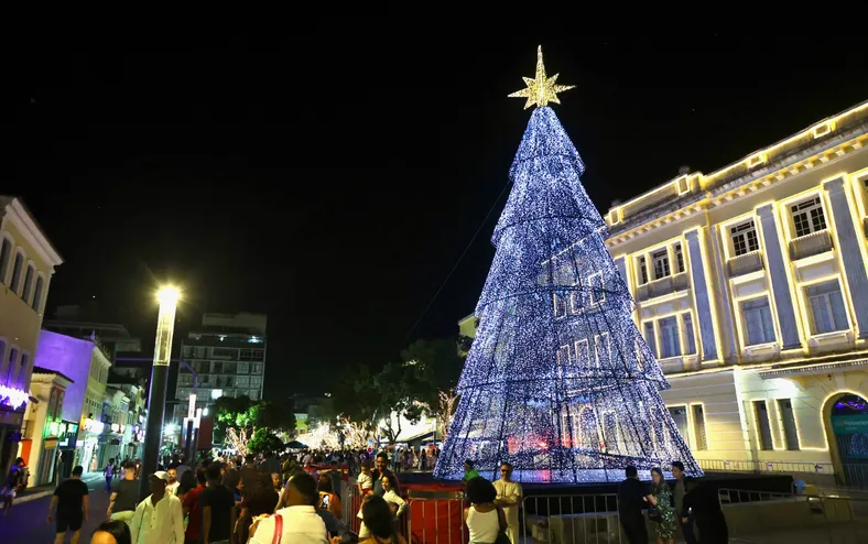 Salvador inicia festejos de Natal com missa, desfile e show de luzes - Imagem