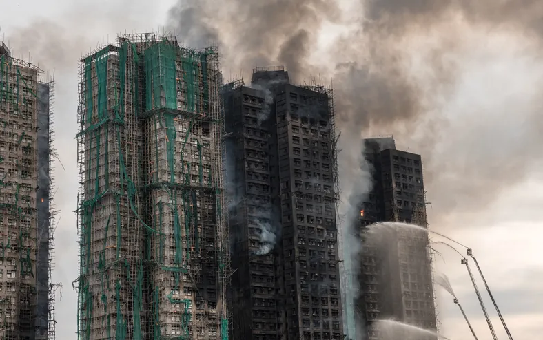 Sobe para 44 o número de mortos em incêndio em Hong Kong - Imagem